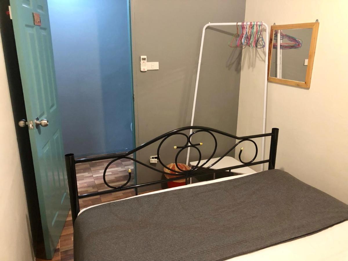 Miku Guesthouse Bangkok Exterior photo