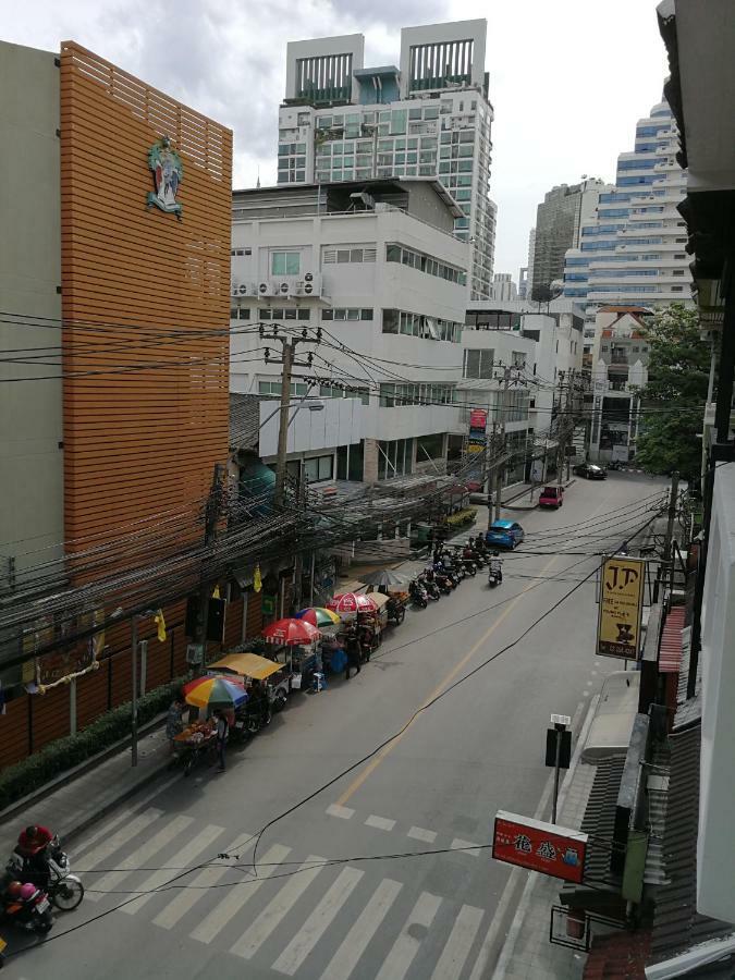 Miku Guesthouse Bangkok Exterior photo