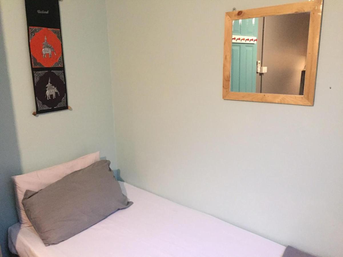 Miku Guesthouse Bangkok Exterior photo