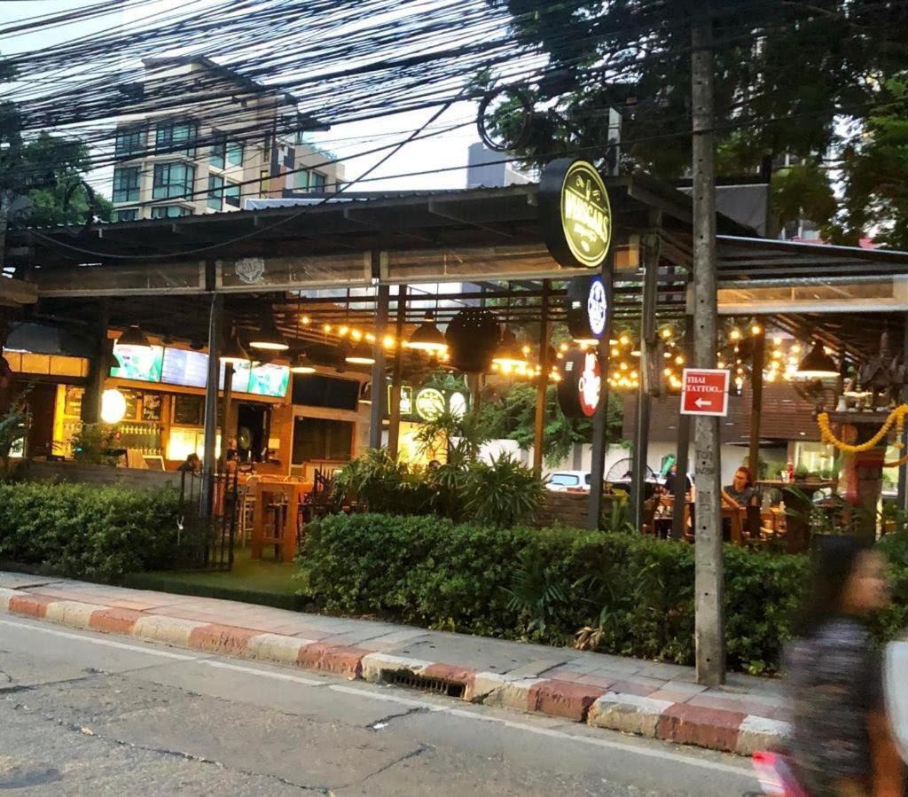 Miku Guesthouse Bangkok Exterior photo